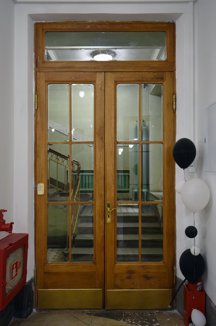 Двери в вестибюле здания в С.-Петербурге по адресу Садовая ул., 34. Фото 2022